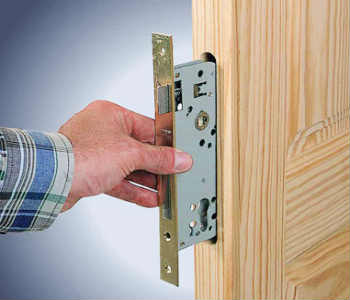 Врезка замка в межкомнатную дверь: как подобрать устройство и правильно его установить