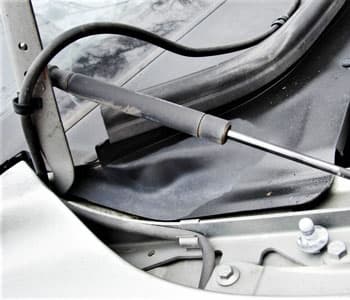 Способы открыть капот машины, если порвался тросик