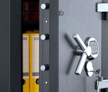 Как открыть сейф при потере ключа или кода
